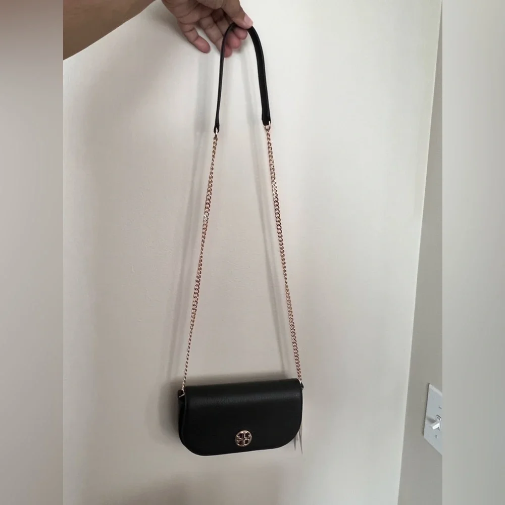 TORY BURCH• CHELSEA CROSSBODY PEBBLE LEATHER BLACK GOLD LOGO